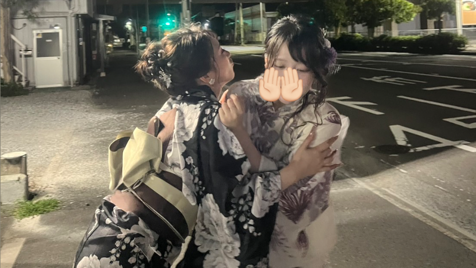 " るなの𝐁𝐥𝐨𝐠の写真のその後📷ひよりにちゅーするチーママ🫦.何これ🥴 "