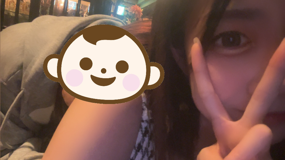 営業終わりのまりるなチーム✨私が寝そべってたら上に乗ってきました