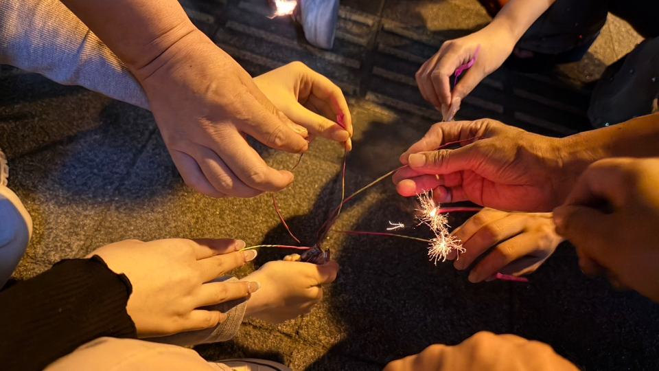 " 手が多くて全然エモくない🎇おやすみはBBQ🍖満喫しましたァ〰️🤟💞 "