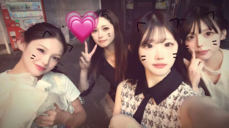 " 髪の毛 両耳掛けがきもかったので変なところに💗スタンプ押しました← "
