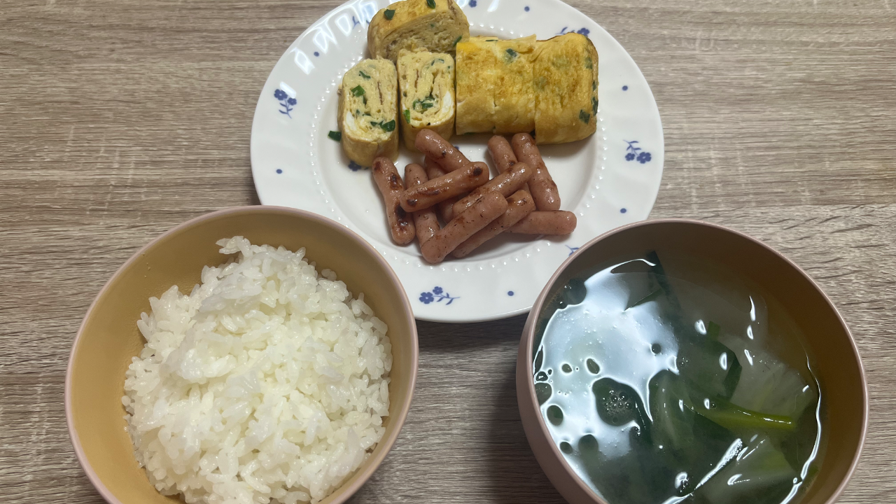 お鍋の時に余ったニラでスープと卵焼き作った✨👩🏻‍🍳順調に自炊系女子になれてますわよ‼️