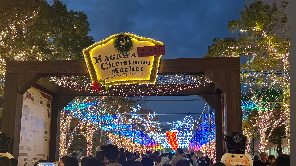 なんかデッカいイルミネーションツリーは設定でいろんな文字や動画を流せるらしい……知らんけどw